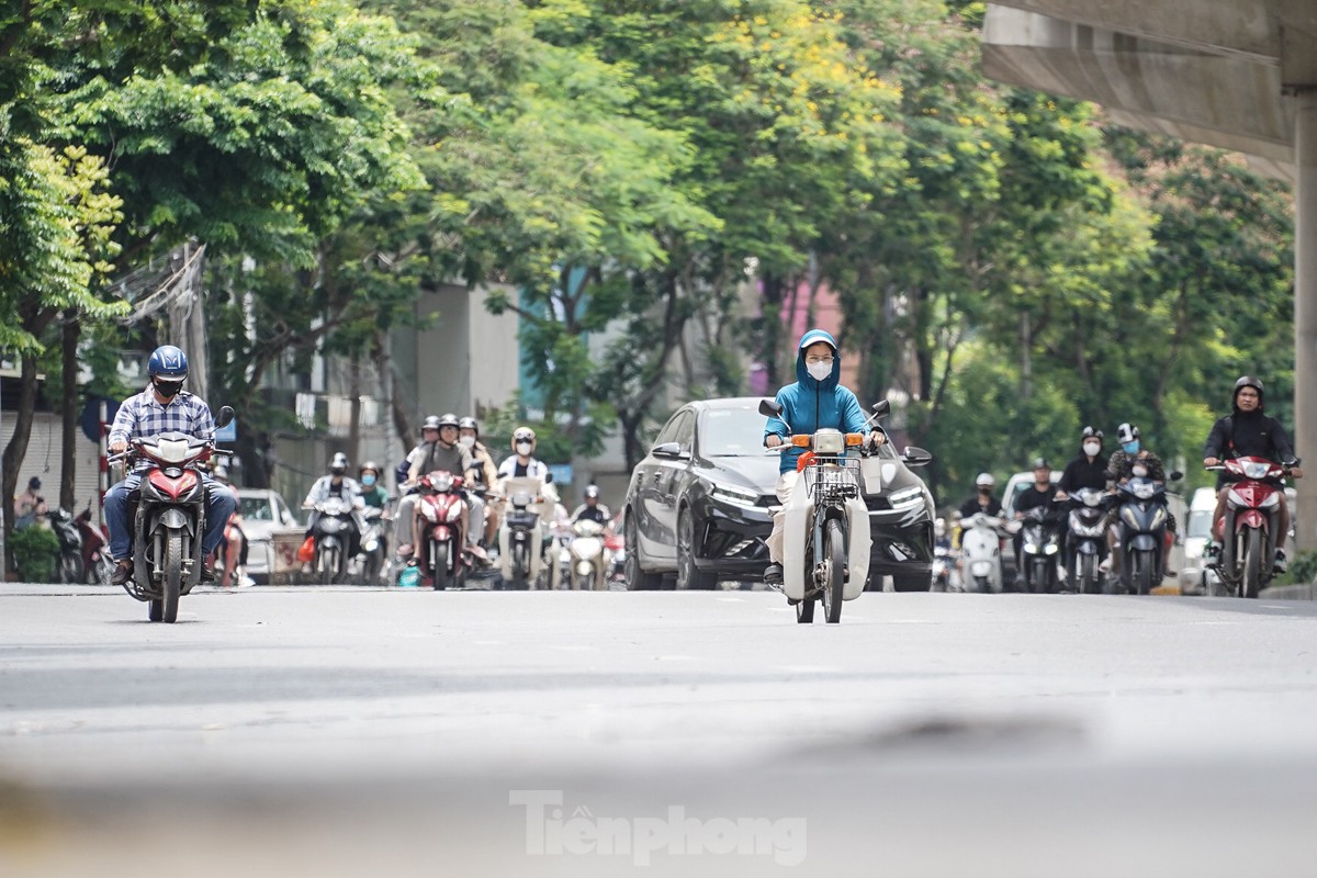 Người lao động vật vã mưu sinh dưới cái nắng như rang, mặt đường hơn 50 độ C ở Hà Nội ảnh 1