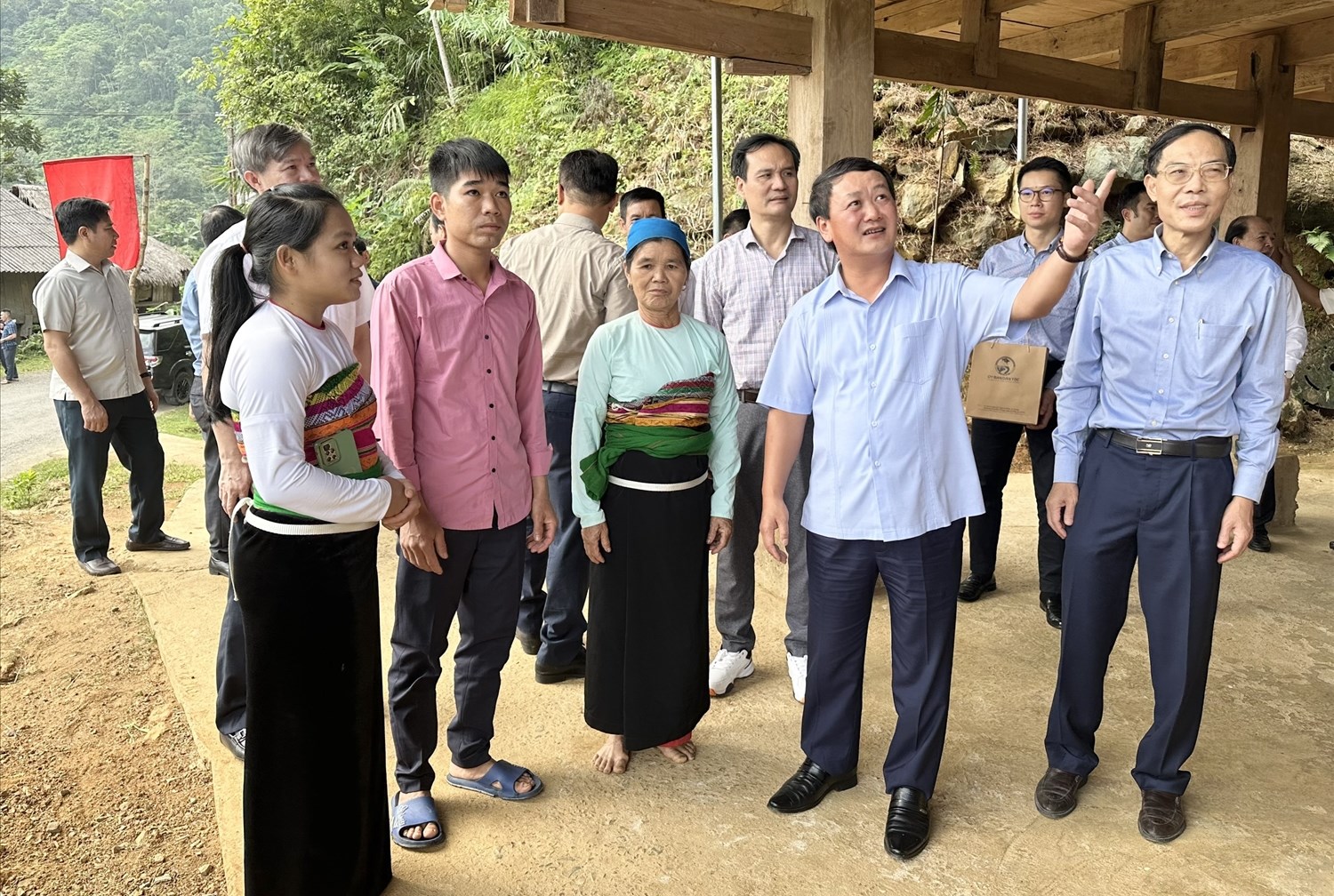 Bộ trưởng, Chủ nhiệm Ủy ban Dân tộc Hầu A Lềnh kiểm tra, đánh giá tình hình thực hiện Chương trình MTQG 1719 tại huyện Bá Thước, tỉnh Thanh Hoá. Ảnh Thanh Huyền 