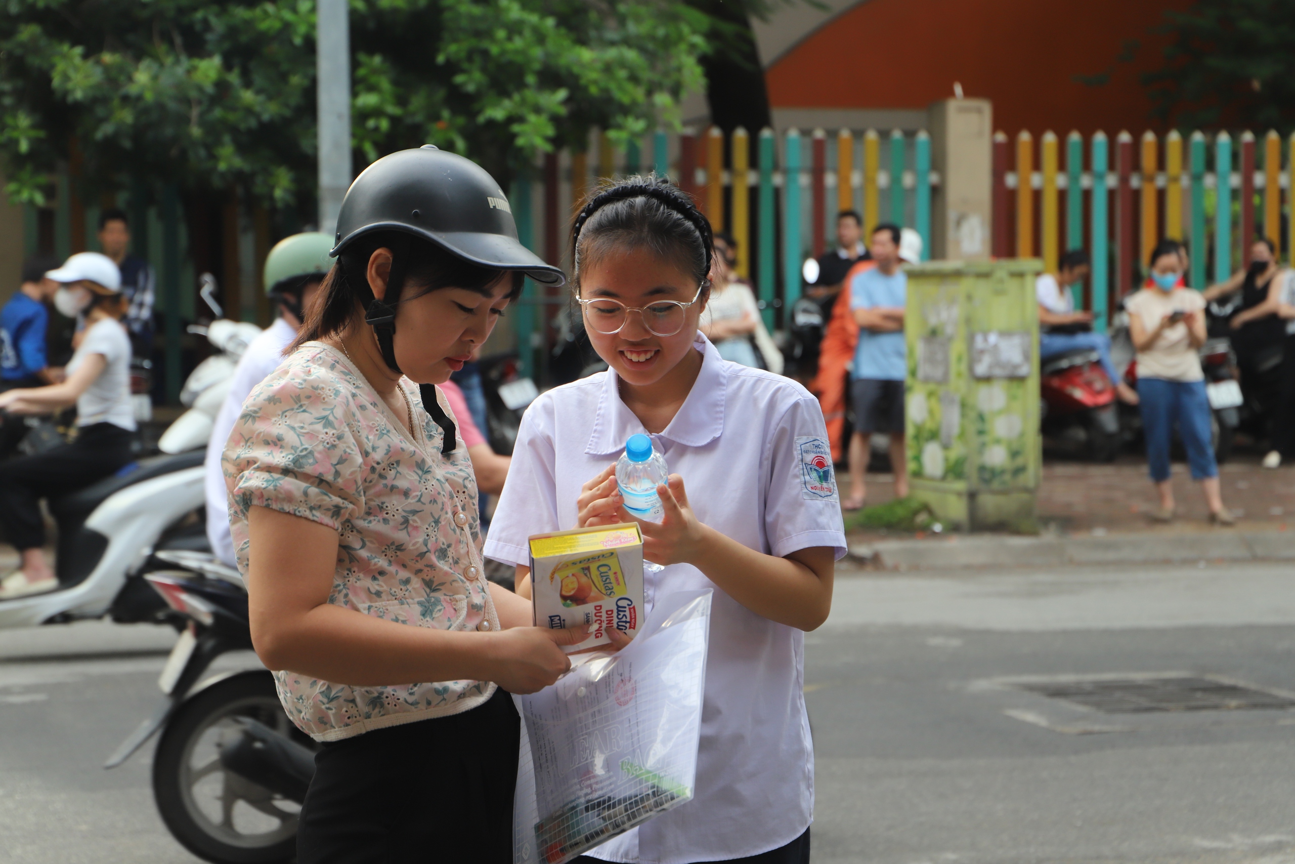 Thi vào 10 Hà Nội: Những hình ảnh yêu thương của bố mẹ dành cho con trong buổi thi đầu tiên- Ảnh 1.