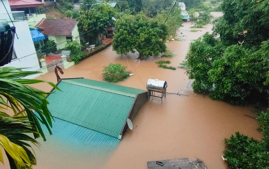 Quảng Ninh: Nước sông dâng cao, nhiều nơi nhà ngập băng mái, một số vị trí đường sạt lở - Ảnh 2.