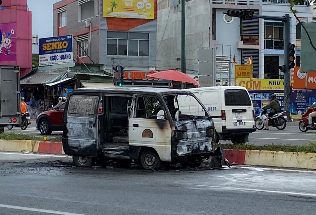 Ô tô chở hàng cháy trơ khung trên đại lộ ở TPHCM - 1