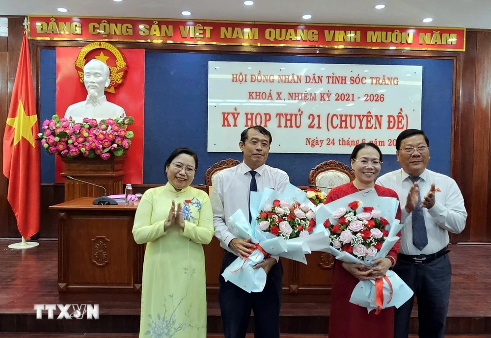 Ông Nguyễn Văn Khởi (đứng thứ 2 từ trái qua), tân Phó Chủ tịch Ủy ban Nhân dân tỉnh Sóc Trăng nhận hoa chúc mừng. (Ảnh: Trung Hiếu/TTXVN)