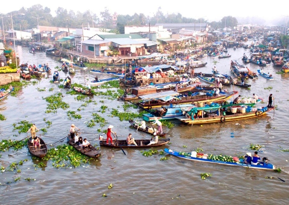 Do quá trình phát triển giao thông, thương hồ di chuyển lên đường bộ nên Chợ nổi Ngã Năm dần thưa thớt và có nguy cơ mai một.