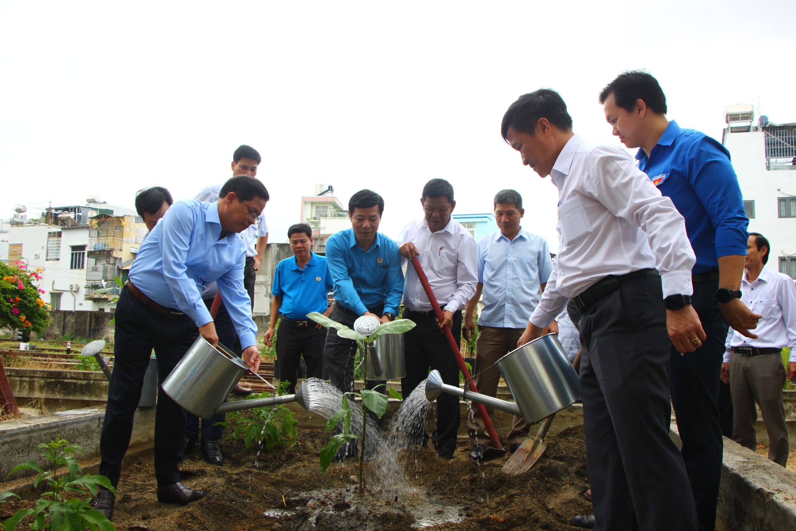 Phong trào “Đường tàu - Đường hoa” kết nối “Sắc xanh một dải xứ Trầm”- Ảnh 1.