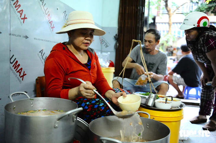 Quán bánh canh bà Thảo mỗi ngày bán hai buổi sáng và chiều. Mỗi buổi chỉ bán từ 1 - 2 tiếng đồng hồ là hết - Ảnh: LÂM THIÊN