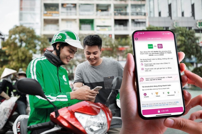 Sự kiện Grab tích hợp MoMo vào nền tảng đã gây chú ý bởi trong ngành fintech Việt Nam, hãng gọi xe công nghệ có trụ sở tại Singapore này vẫn luôn được cho là có mối quan hệ mật thiết với ví điện tử Moca.