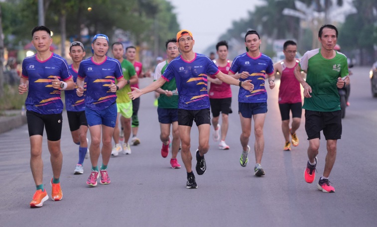 giai marathon hanh trinh ve lang sen 2024 nhieu giai thuong hap dan cho nha bao phong vien du giai hinh 1