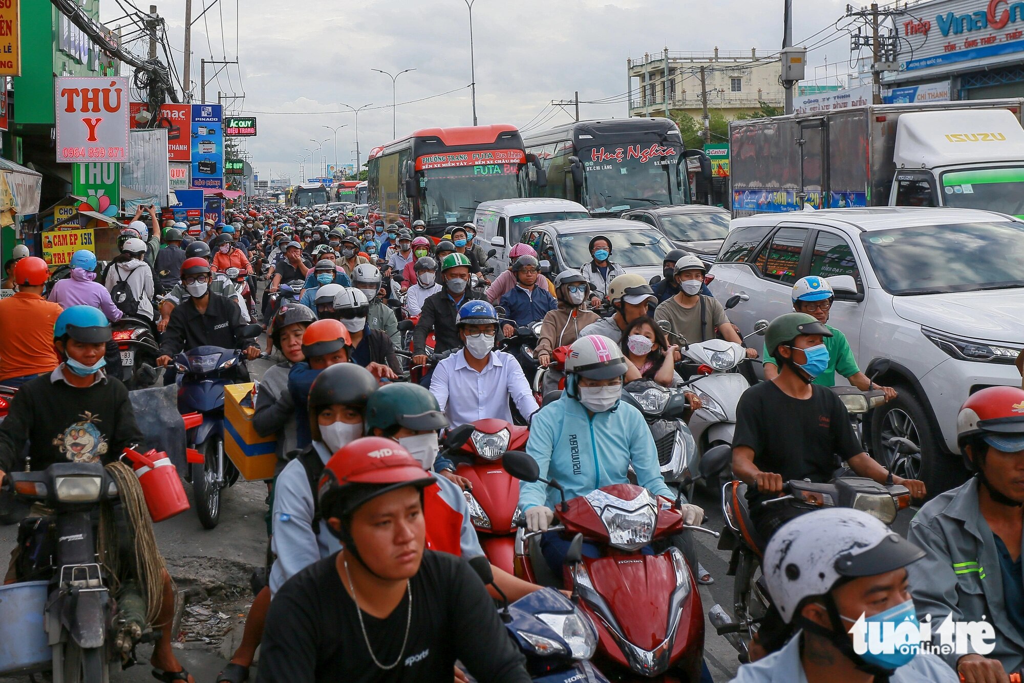 Sở Giao thông vận tải TP.HCM đề nghị các đơn vị làm nhiều cách để đảm bảo an toàn giao thông, giảm kẹt xe trong mùa thi THPT 2024 - Ảnh: CHÂU TUẤN