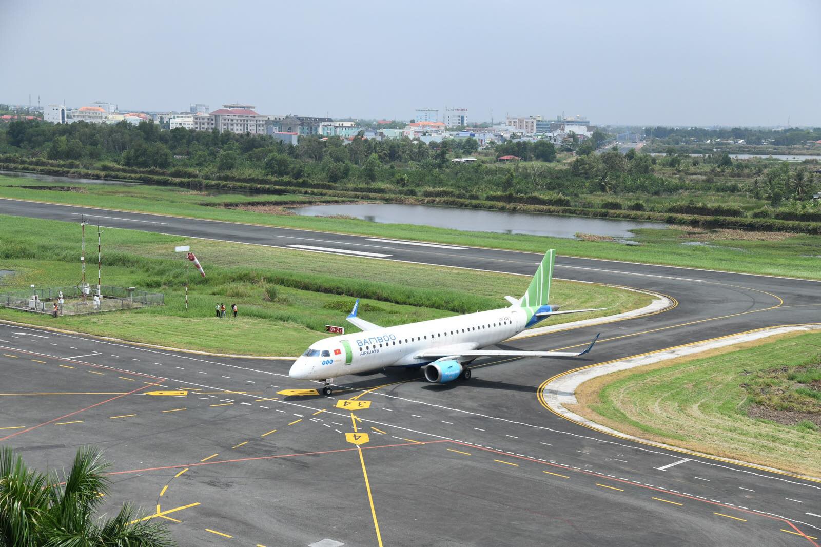 Thay vì chỉ đón được máy bay cỡ nhỏ như Embraer E190 giảm tải (ảnh),  sân bay Cà Mau sẽ được xây dựng đường băng mới để đón máy bay lớn hơn - Ảnh: BAV