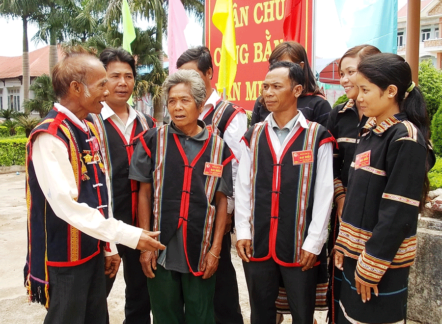 Nghệ nhân, già làng, trưởng bản là những người có vai trò quan trọng trong công tác tuyên truyền bài trừ hủ tục lạc hậu và bảo tồn văn hóa dân tộc. 