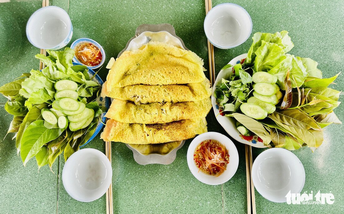 Một mâm bánh xèo đầy đặn cho cả gia đình cùng ăn dịp Tết Đoan ngọ - Ảnh: ĐẶNG TUYẾT