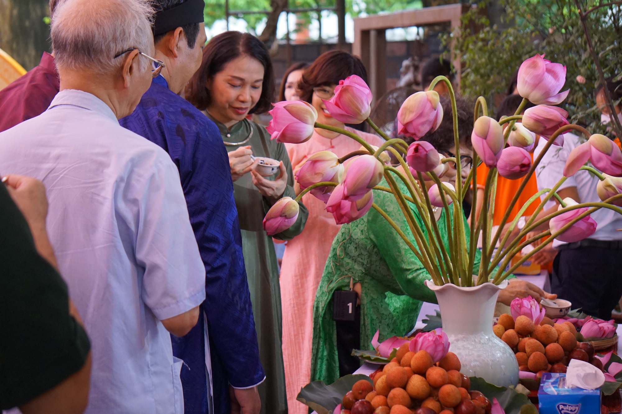 Ăn bánh gio, rượu nếp, hoa quả mùa hè để giết sâu bọ trong ngày Tết Đoan Ngọ ở Hoàng Thành Thăng Long - Ảnh: T.ĐIỂU