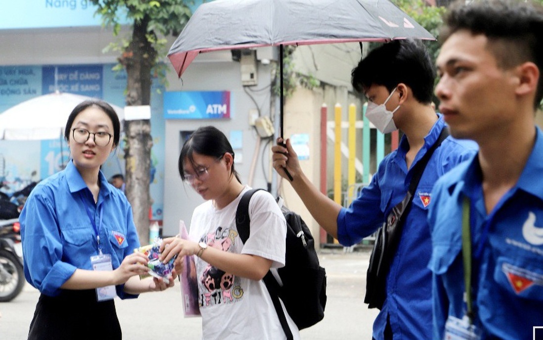 Thi vào 10 Hà Nội: Thí sinh được các tình nguyện viên chăm sóc nhiệt tình