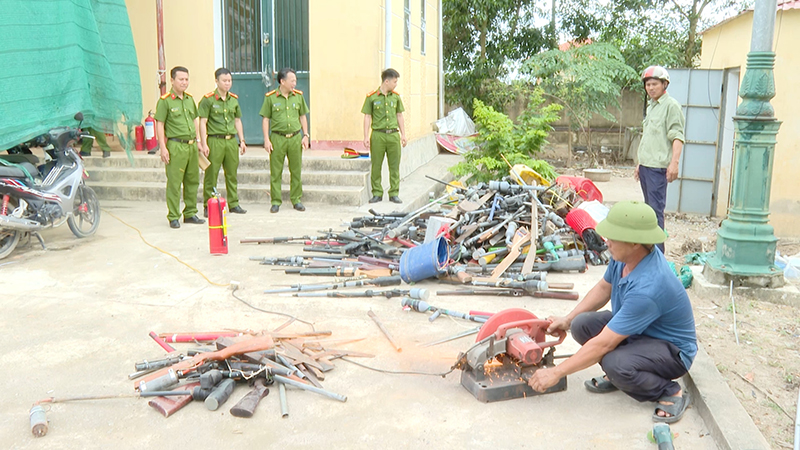 Quảng Bình: Thu hồi, tiêu hủy nhiều vũ khí thô sơ, tự chế- Ảnh 1.