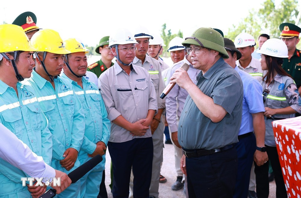 Thủ tướng Phạm Minh Chính kiểm tra, giao nhiệm vụ cho các đơn vị thi công đường ven biển và cầu Nhật Lệ 3. (Ảnh: Dương Giang/TTXVN)