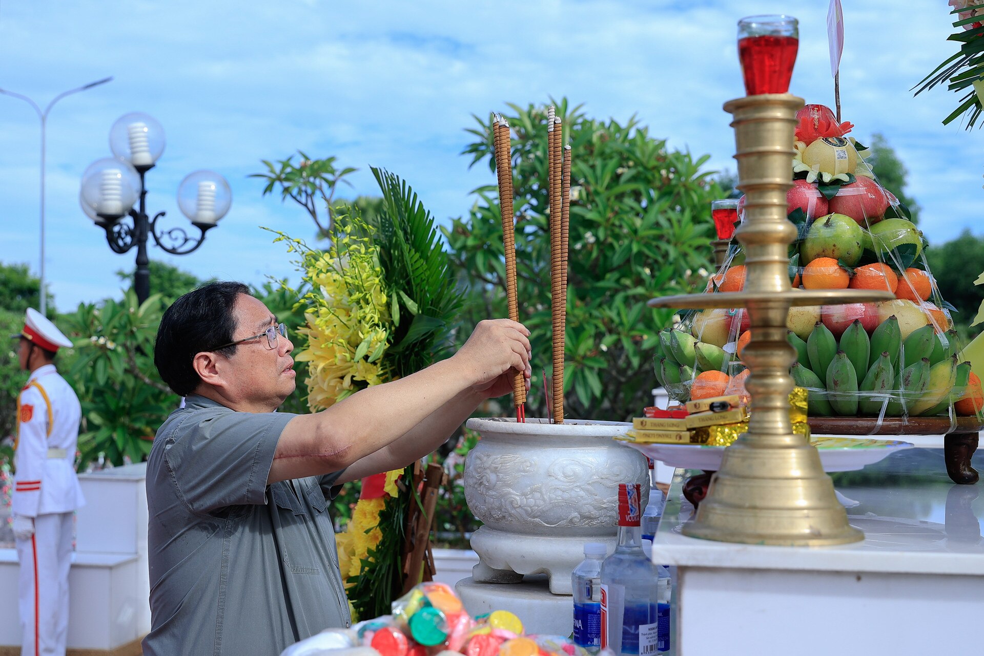 Thủ tướng dâng hương, viếng Đại tướng Võ Nguyên Giáp và các anh hùng, liệt sĩ- Ảnh 1.