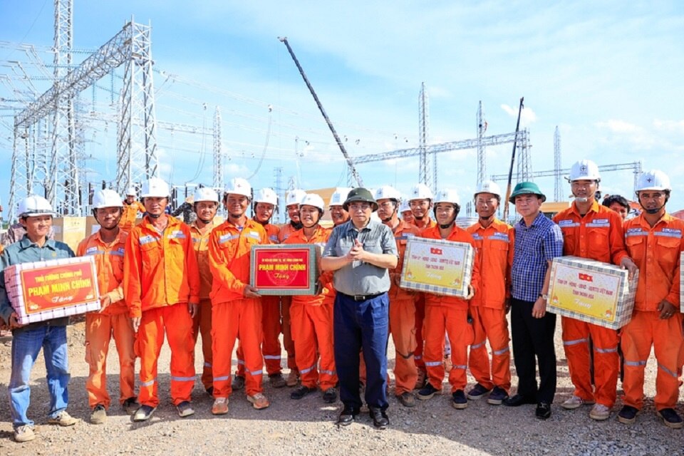 Thủ tướng tặng quà lực lượng thi công Trạm biến áp 500 kV Thanh Hóa ở xã Thiệu Phúc, huyện Thiệu Hóa - Ảnh: VGP/Nhật Bắc