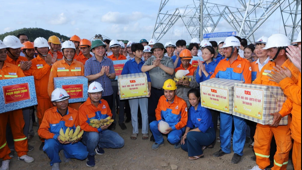 Thủ tướng tuyên dương công nhân và thanh niên tham gia xây dựng đường dây 500 kV- Ảnh 1.