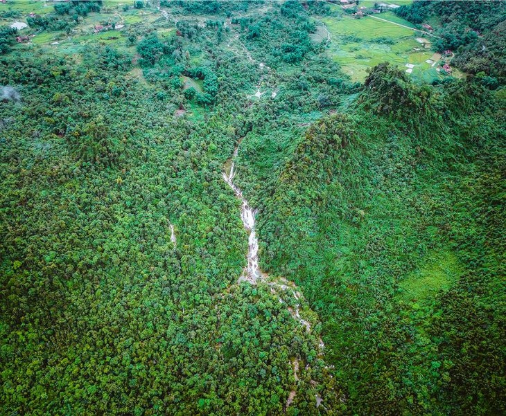 Tọa lạc tại thôn Bản Ba, xã Trung Hà, huyện Chiêm Hóa, tỉnh Tuyên Quang, cách thành phố Tuyên Quang khoảng hơn 70km, thác Bản Ba là một trong những thác dài nhất miền Bắc, với chiều dài lên đến 3km. Ảnh Internet