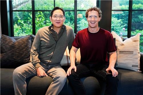 Chủ tịch Samsung Lee Jae-yong (trái) và Giám đốc điều hành Meta Mark Zuckerberg tại nhà riêng của tỉ phú Mỹ ở bang California. Ảnh: Yonhap