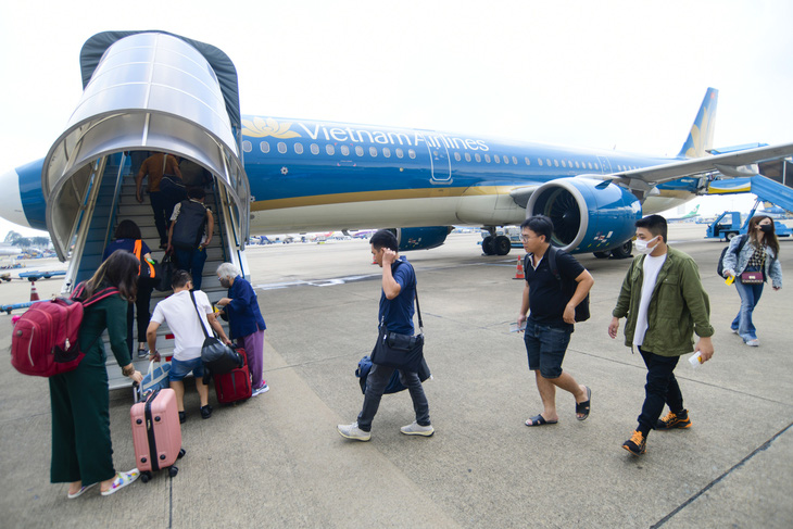 Một máy bay Airbus A321 (loại máy bay các hãng thường sử dụng) chặng TP.HCM - Hà Nội có chi phí nhiên liệu là 142 triệu đồng/chặng - Ảnh: QUANG ĐỊNH