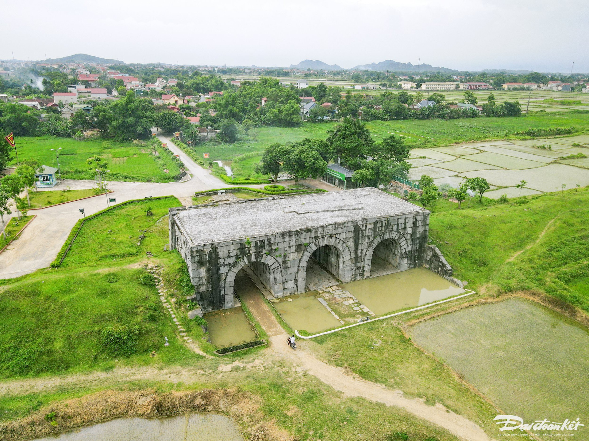 Bên trong thành nhà Hồ ở Thanh Hóa trồng loại hoa sen cổ, mùi thơm ngào ngạt, dân tình tha hồ chụp ảnh- Ảnh 1.