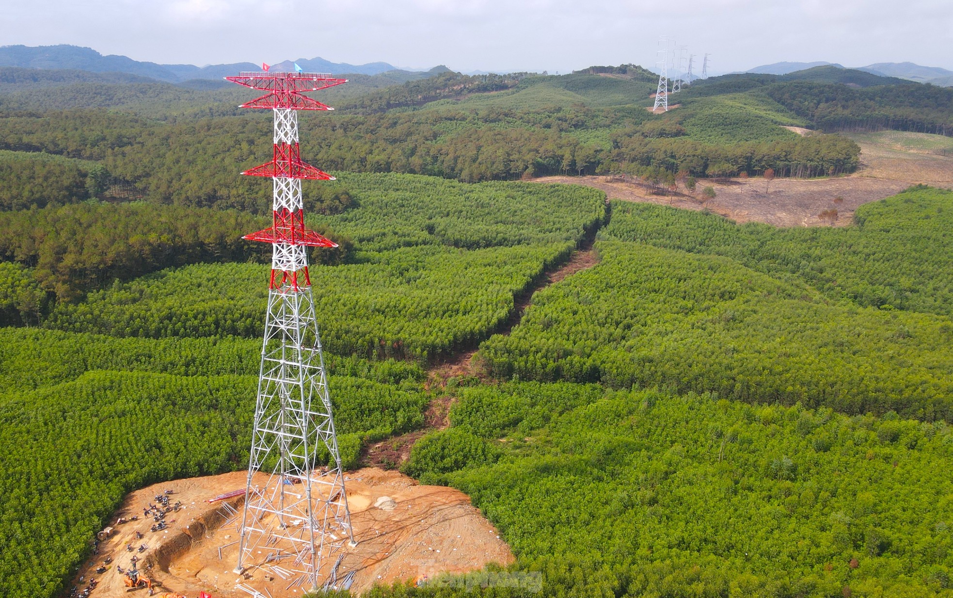 Tự hào lá cờ Đoàn phấp phới tung bay trên cột điện 500kV mạch 3 đoạn qua Nghệ An ảnh 1