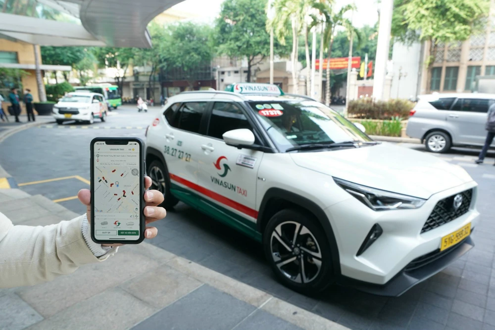 Dễ dàng sử dụng Taxi Hybrid của Vinasun với ứng dụng trên di động.