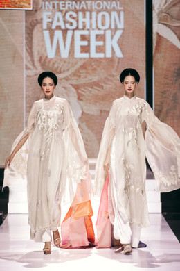 ۴. دو الههی شعر، لو هوانگ فونگ و لو نگوین بائو نگوک، پردهی دوم مجموعه را با عنوان «او کیست؟» به پایان میرسانند. (Who is she 2.jpg)