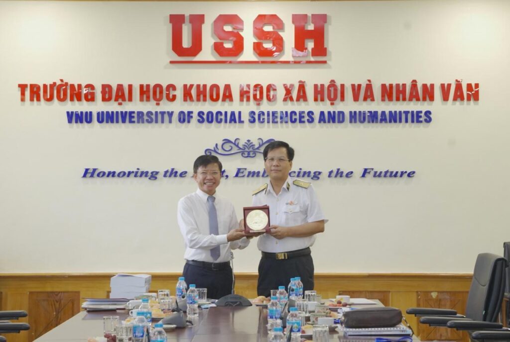 VNU-USSH dành tặng 100 suất học bổng toàn phần tới các chiến sĩ hải quân