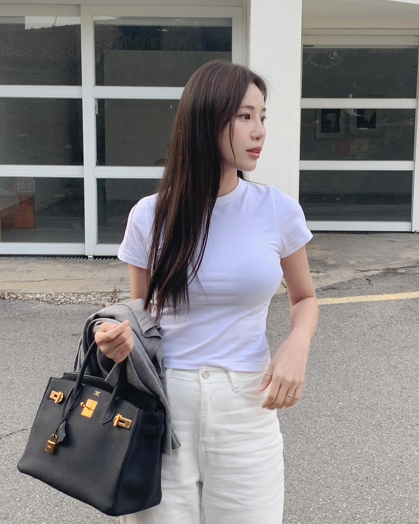 10 cách mặc áo thun trắng dành cho những nàng yêu thích phong cách tối giản- Ảnh 2. 10 cách mặc áo thun trắng dành cho những nàng yêu thích phong cách tối giản- Ảnh 2.