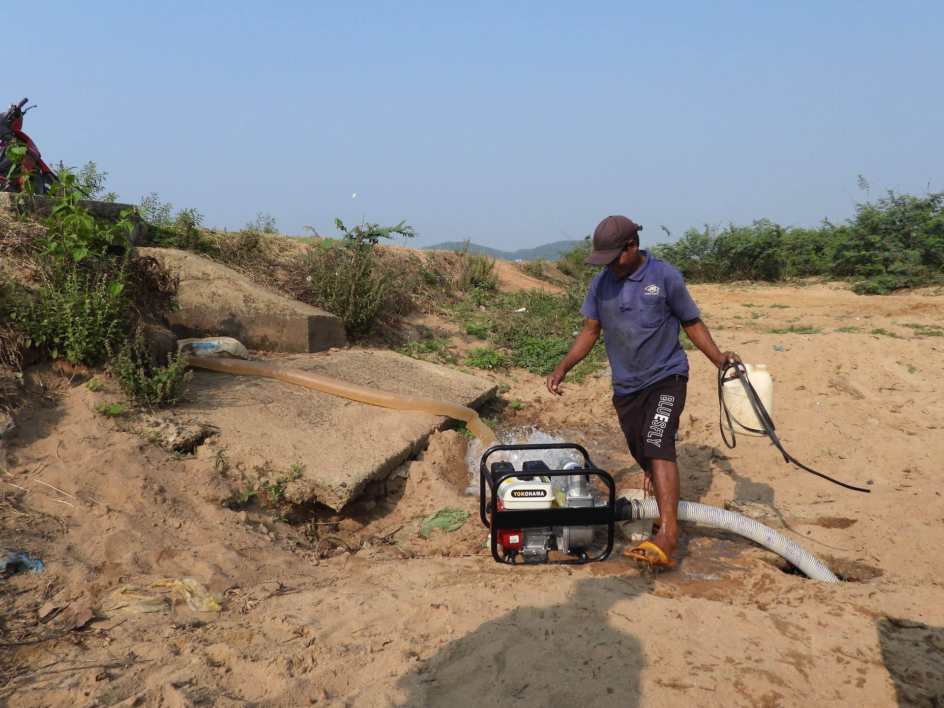 The canal system is silted with soil, sand and mud.