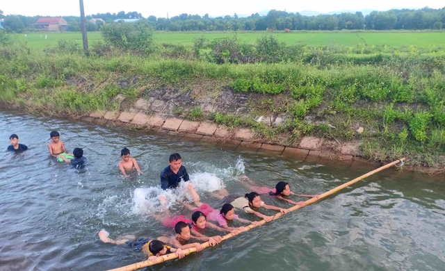 Thầy Tước dạy tới 4 lớp bơi trong một ngày suốt mùa hè