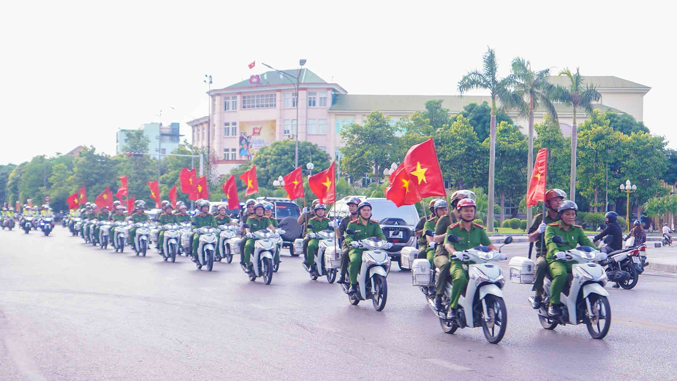 Các lực lượng diễu hành trên đường phố. Ảnh: Duy Chương.