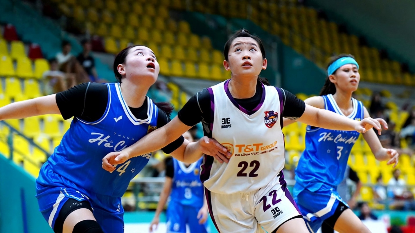 A group of women playing basketball  Description automatically generated