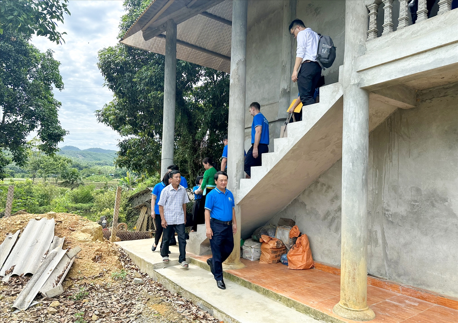 Bộ trưởng, Chủ nhiệm Uỷ ban Dân tộc Hầu A Lềnh thăm hộ gia đình được lựa chọn điều tra