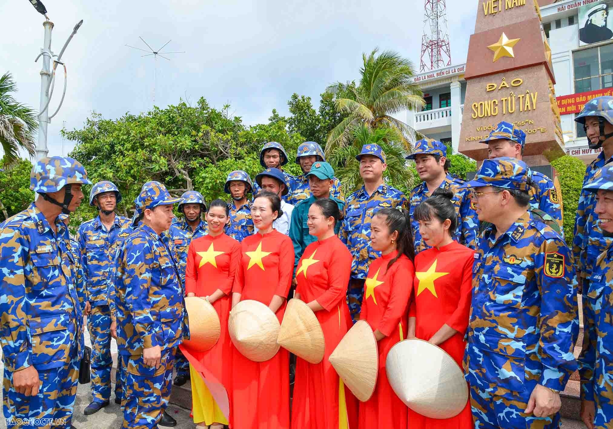 Tư lệnh Hải quân kiểm tra quần đảo Trường Sa