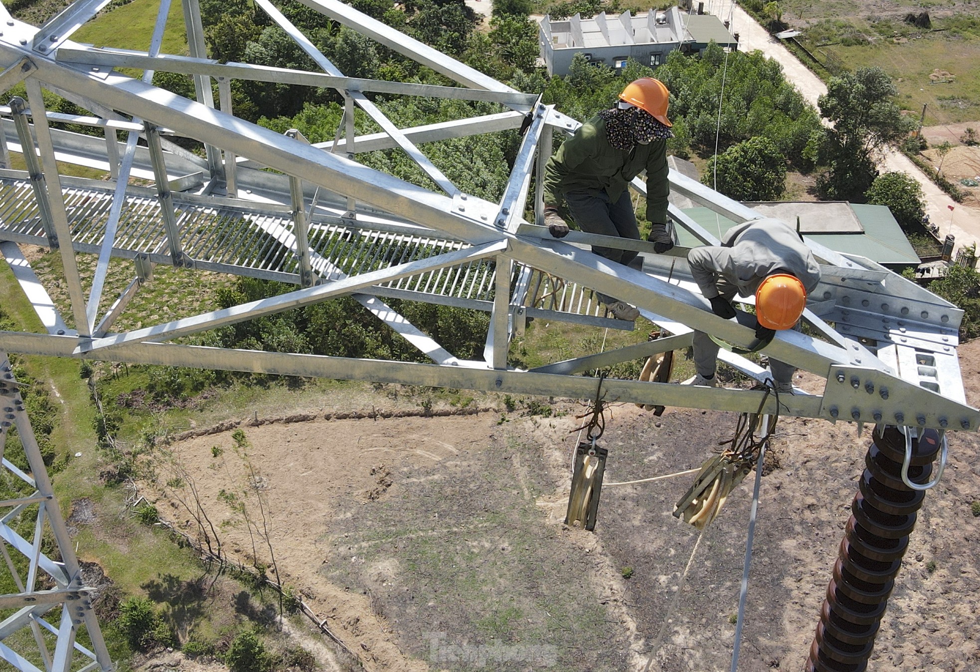 Cận cảnh đường dây 500kV qua Hà Tĩnh dần hoàn thiện ảnh 13