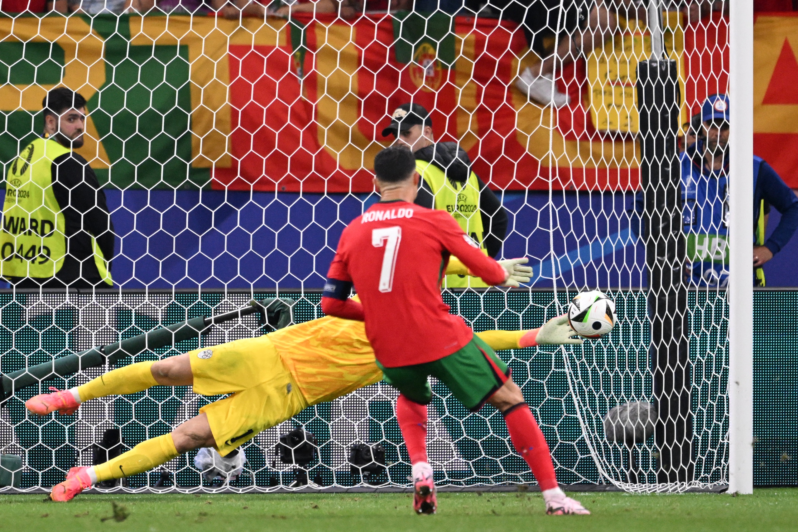 Ronaldo sai nhưng đã có đồng đội sửa, Bồ Đào Nha thắng Slovenia, gặp Pháp ở tứ kết- Ảnh 4.