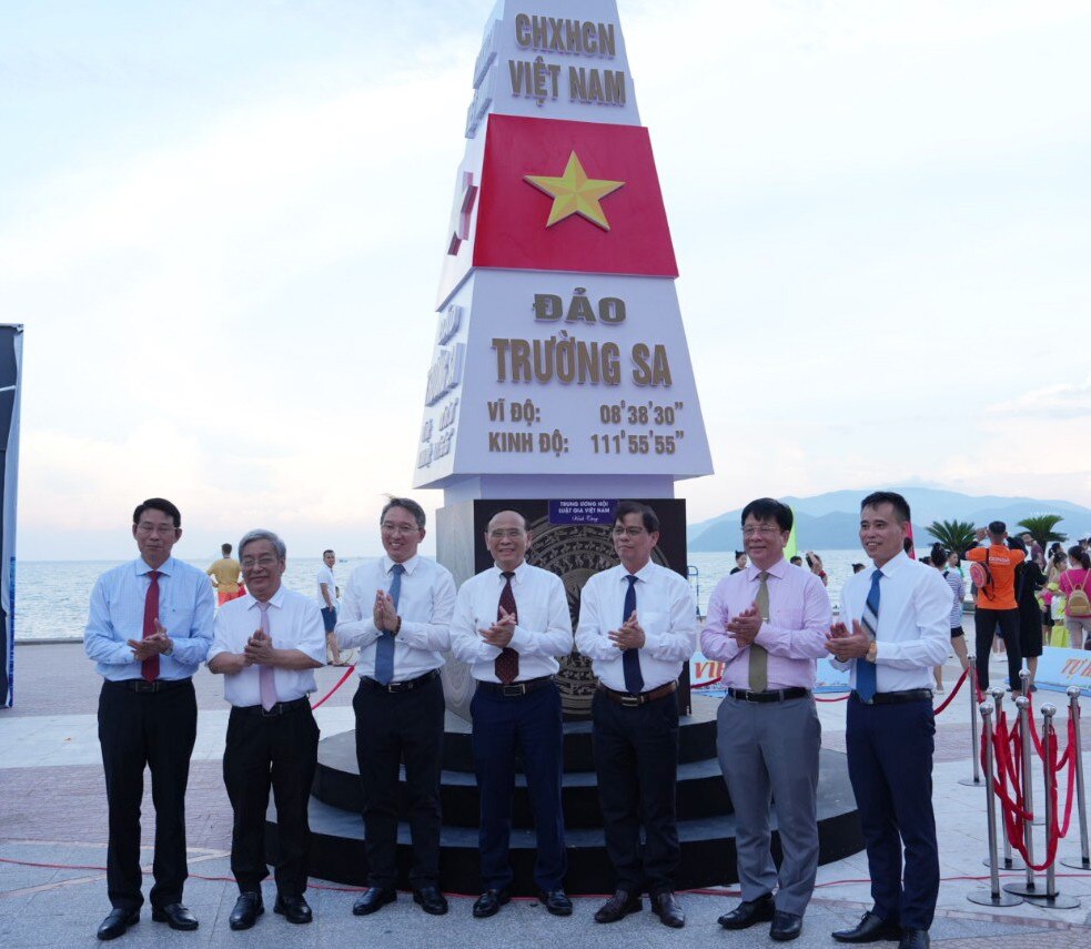 Tiêu điểm - Tuần lễ trưng bày ảnh 'Luật gia Việt Nam với biển, đảo quê hương' (Hình 3).