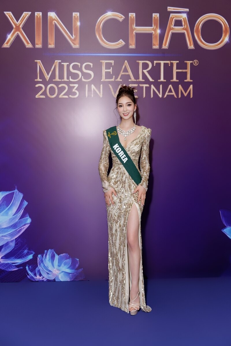 90 thí sinh Miss Earth 2023 mặc gợi cảm "đọ sắc": Hoa hậu Lan Anh, mỹ nhân Hàn Quốc nổi bật nhất? - Ảnh 4.