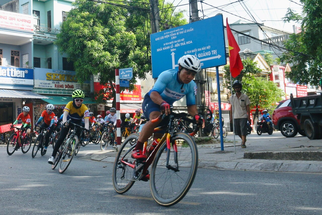 Giải đua xe đạp Điểm đến Hòa bình: Cuộc tranh tài quyết liệt của các 'bóng hồng'- Ảnh 5.