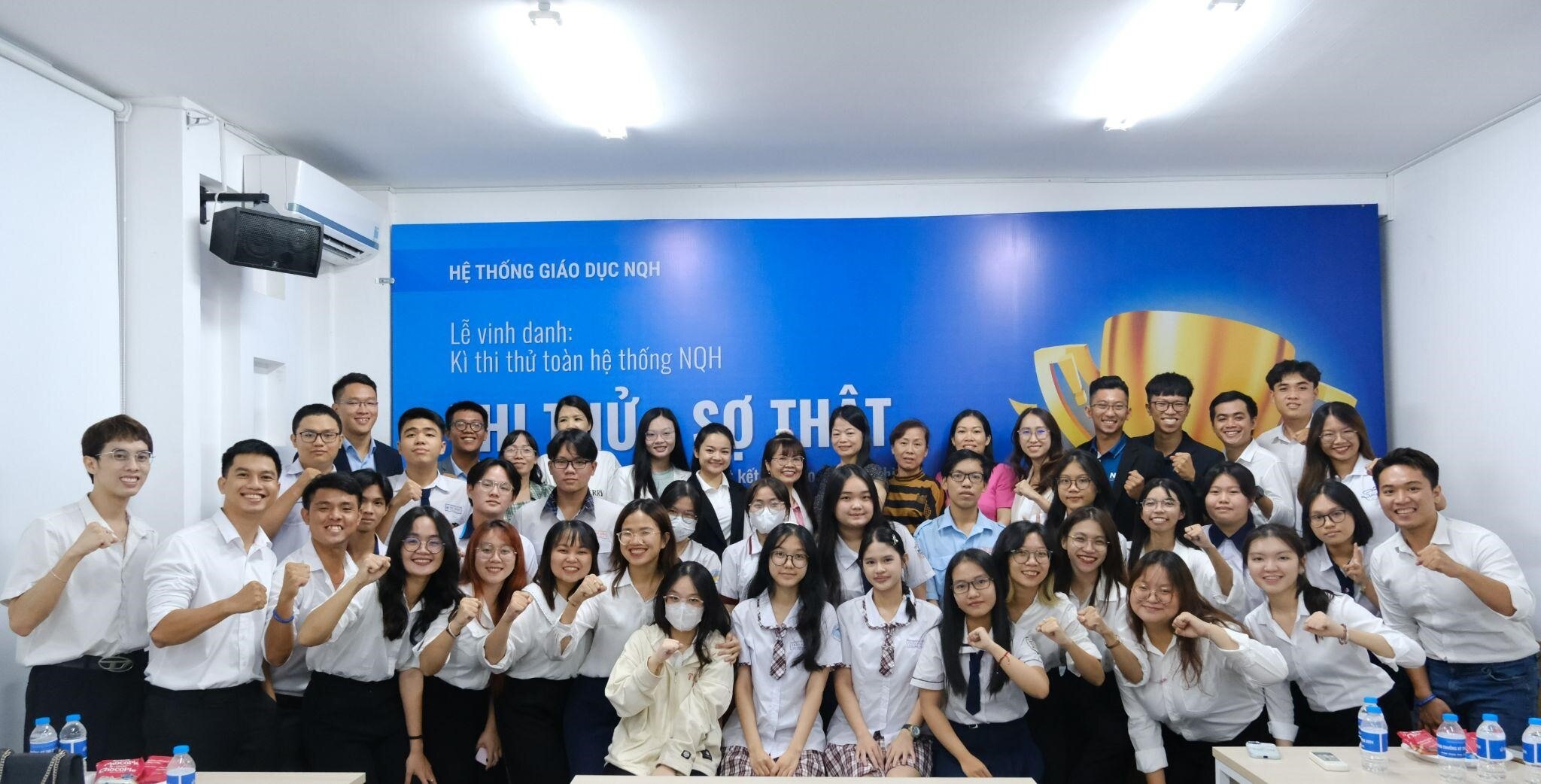 Lễ vinh danh trao thưởng học sinh có thành tích xuất sắc trong kỳ thi thử toàn hệ thống NQH