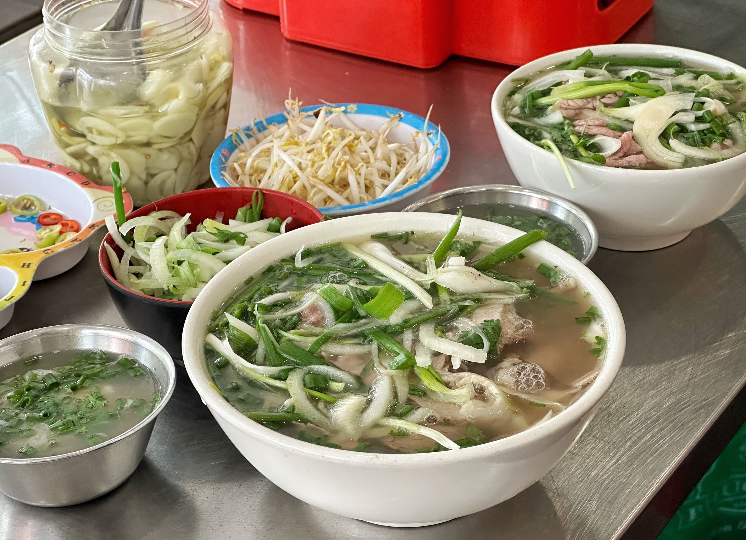 Phở Phú Gia được Michelin vinh danh: Vẫn 'bảo thủ' không rau cùng món tái lăn mê hoặc người Sài Gòn- Ảnh 2.