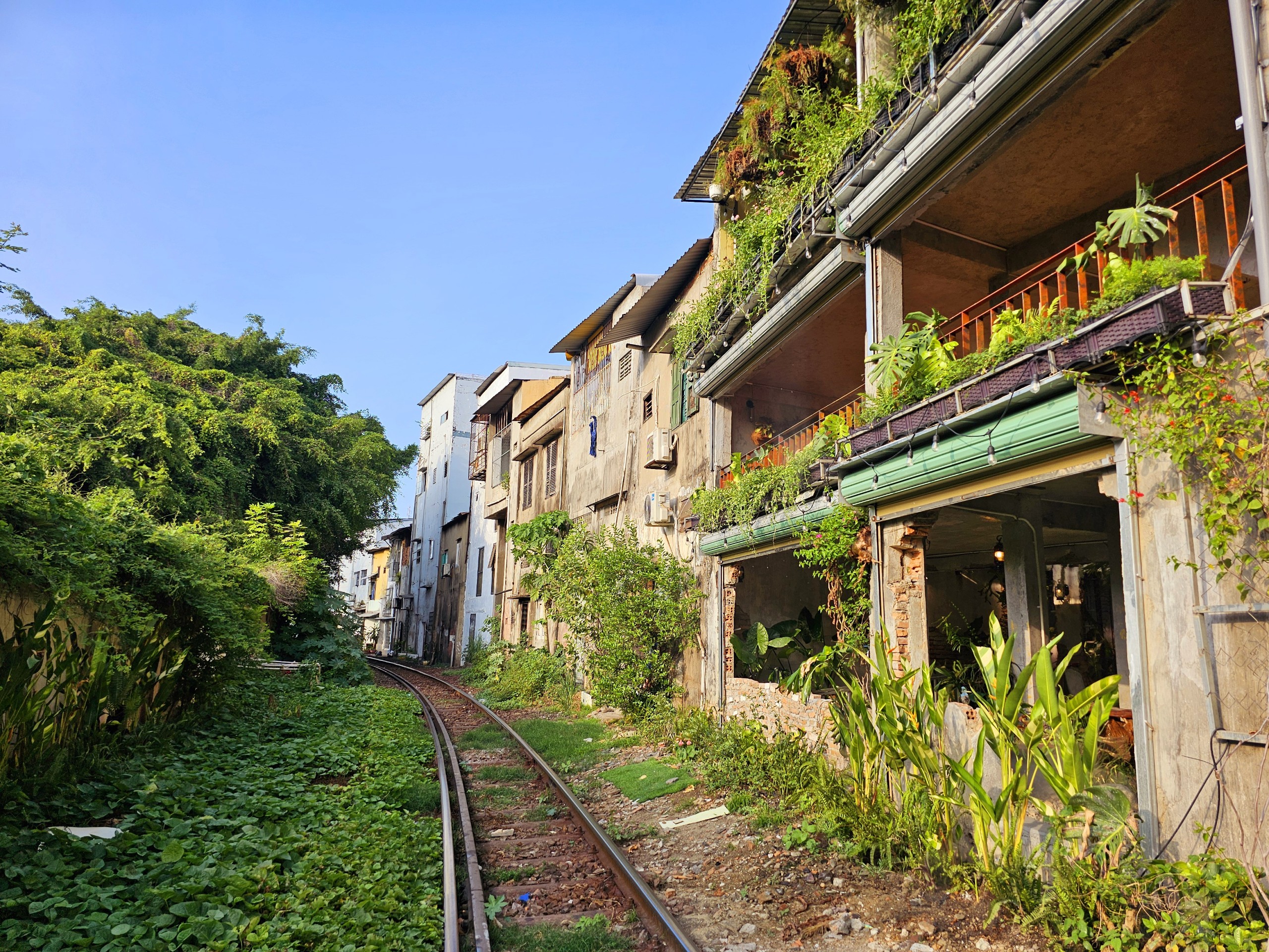 Cũng là cà phê đường tàu nhưng quán ở Nha Trang đông khách check-in vì không vi phạm an toàn- Ảnh 4.