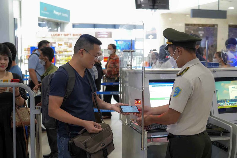 Du khách làm thủ tục lên máy bay tại sân bay Nội Bài. Ảnh: Hoài Nam