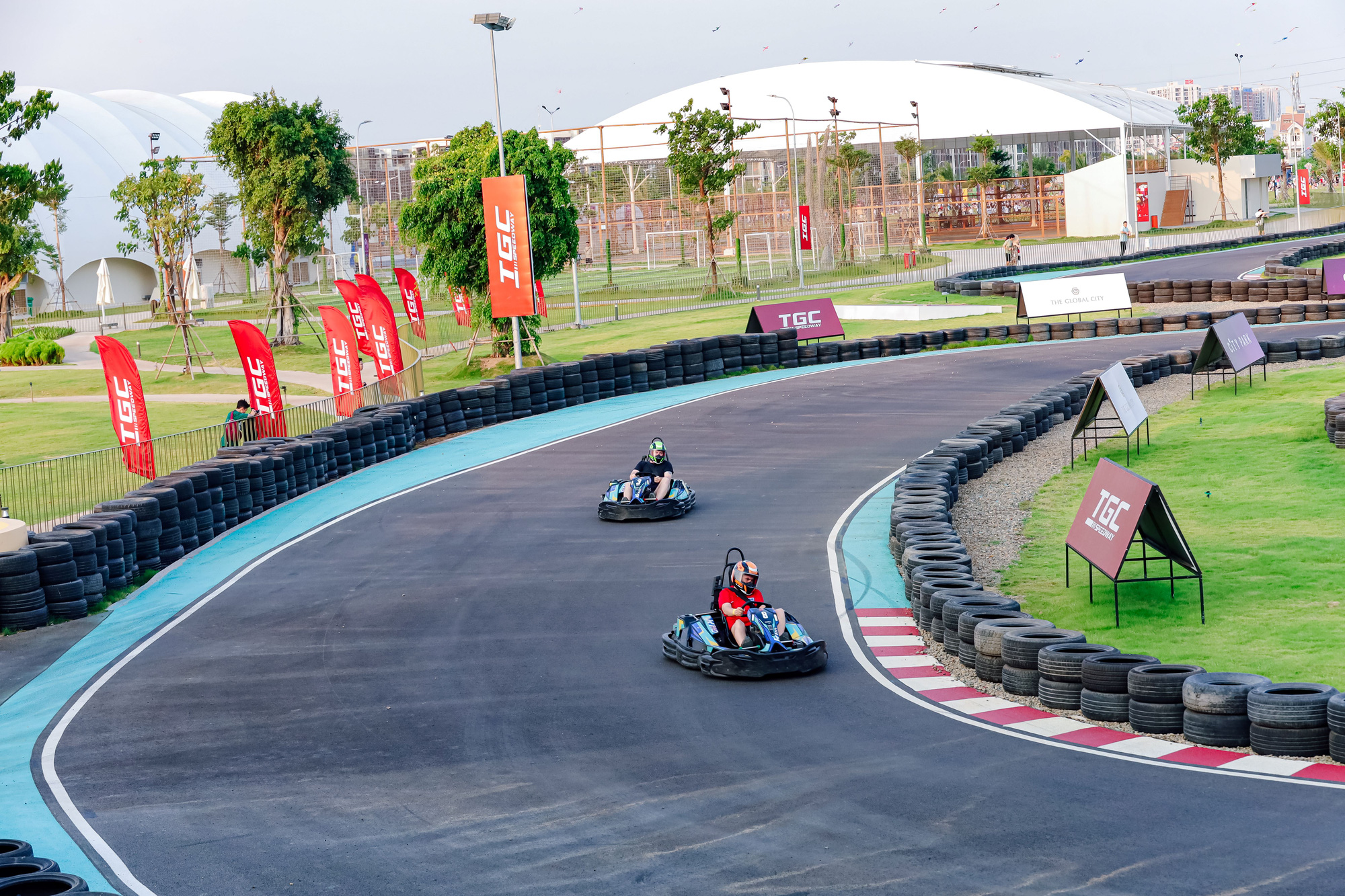 Thử thách tốc độ trên đường đua Go-kart tích hợp dài nhất Đông Nam Á luôn là hoạt động được các bạn trẻ xếp hàng săn 