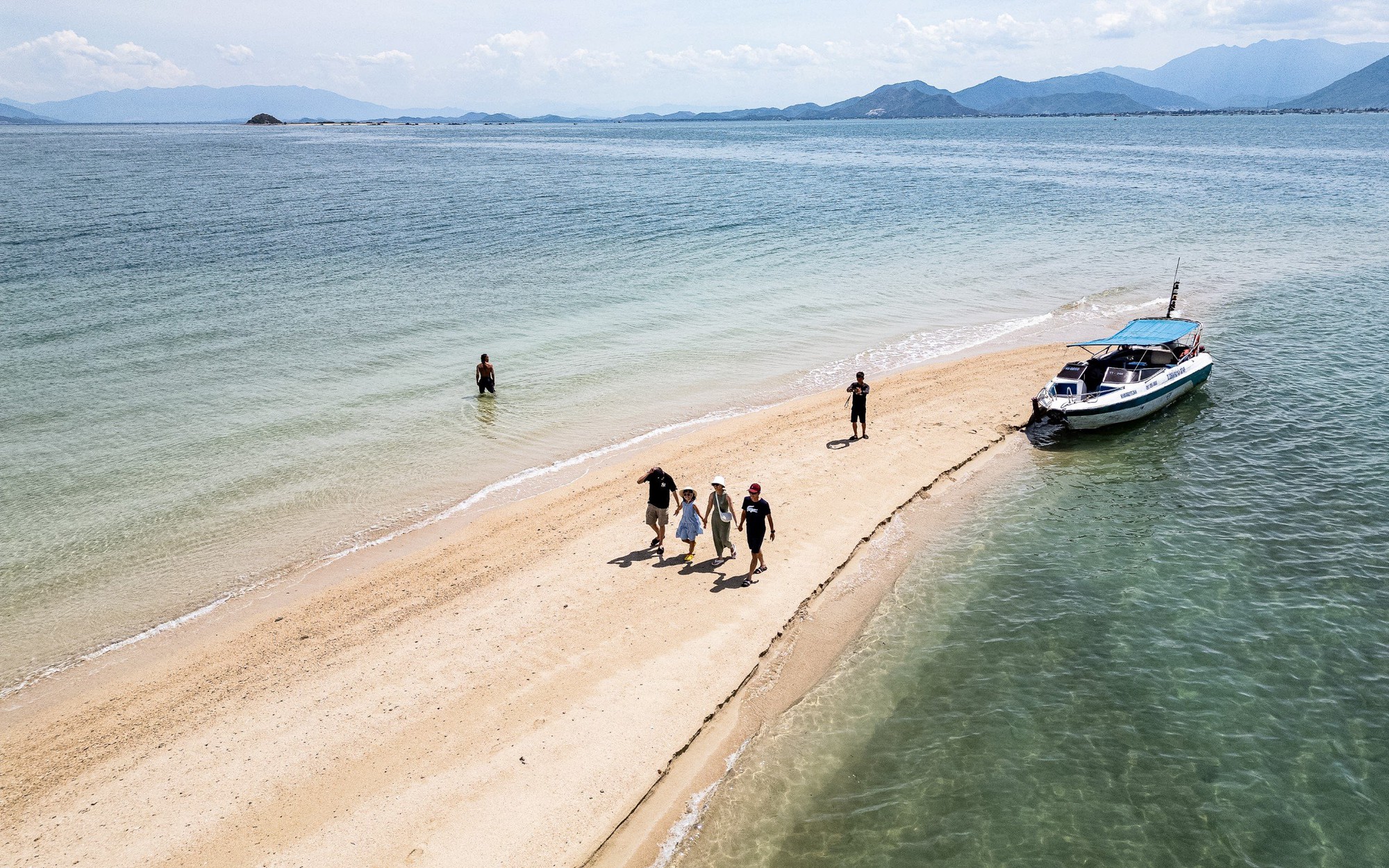 Có lẽ nào đây là làng sở hữu nhiều hòn đảo nhất ở Khánh Hòa, nằm trong vịnh biển đẹp như phim?- Ảnh 2.