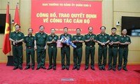 Bản tin 8H: Công bố, trao quyết định về công tác cán bộ tại Quân khu 5