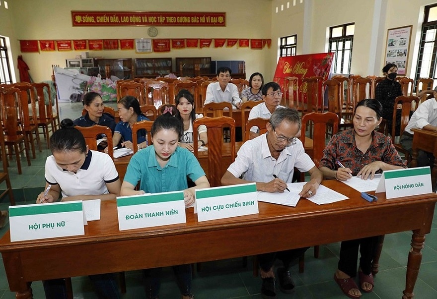 Các tổ chức chính trị - xã hội nhận ủy thác tham gia họp giao ban ngay tại Điểm giao dịch xã